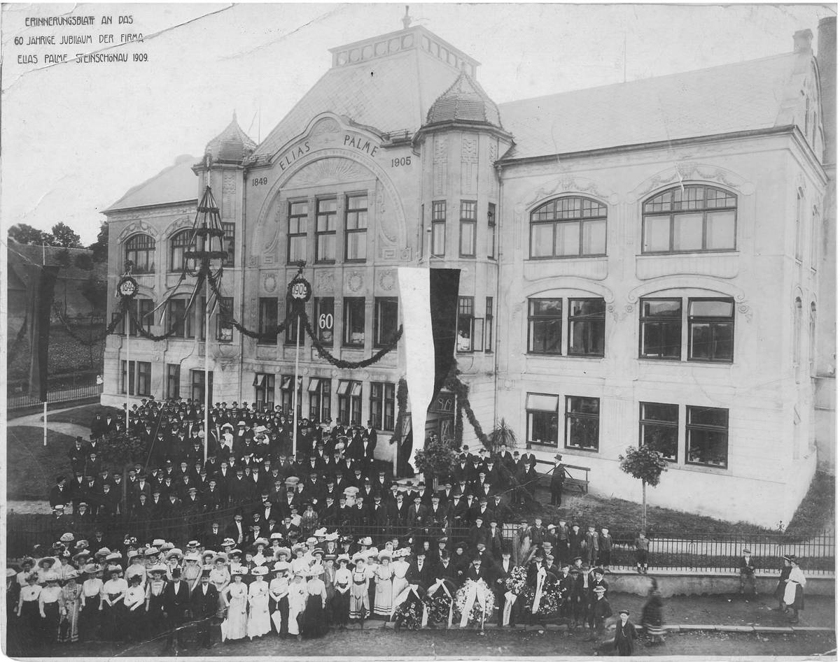 Zaměstnanci před továrnou, 1909