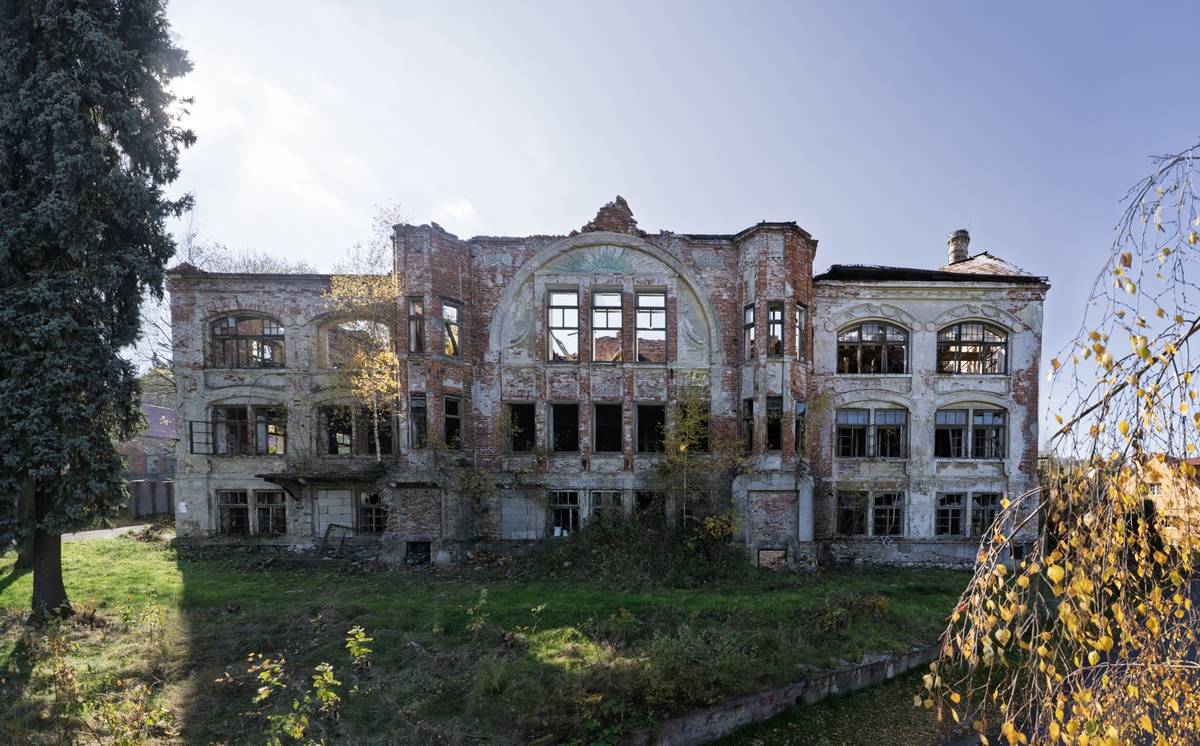 Průčelí továrny Eliáška v podzimním světle