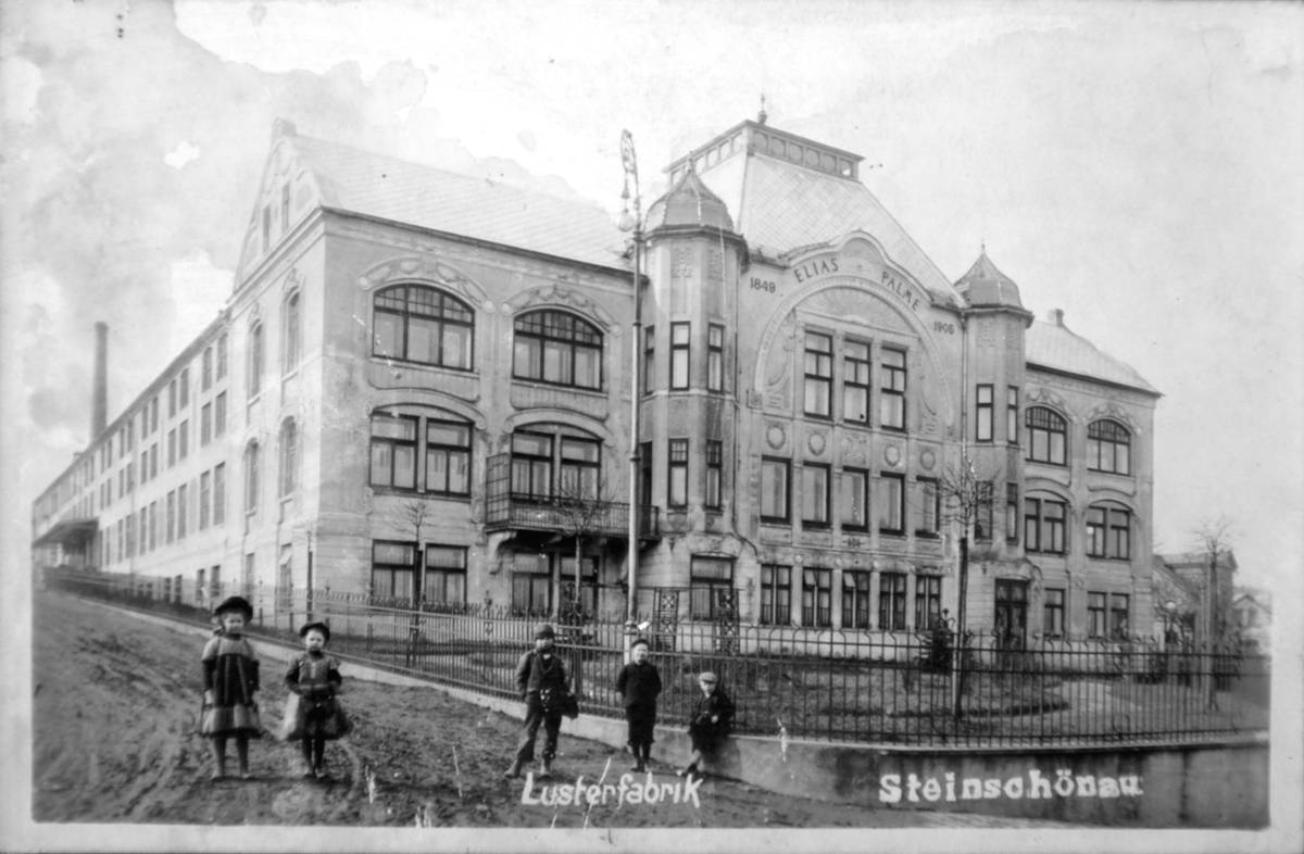 Historický pohled na průčelí továrny